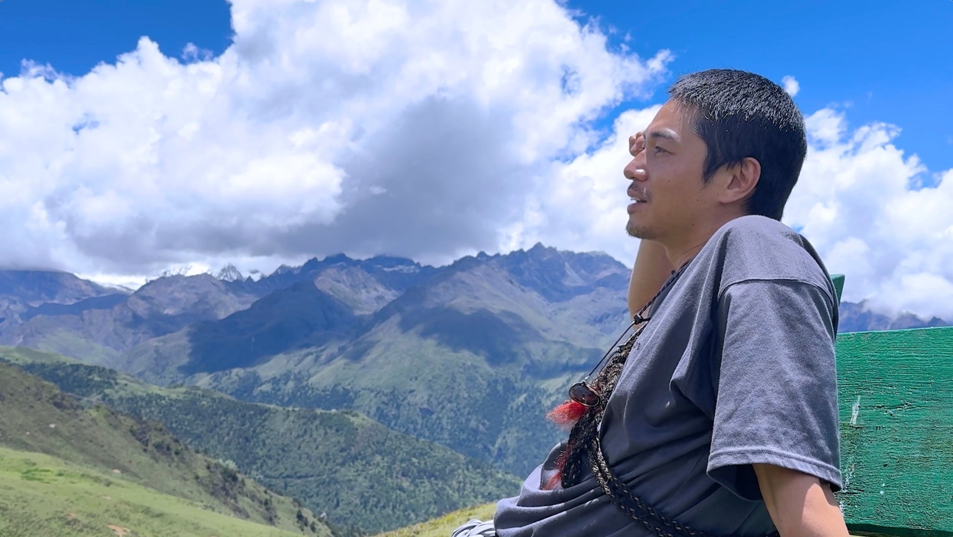 東出昌大、謎の秘薬に興奮「芋虫からキノコが生えているのがいっぱい！」　ハリウッドスターも訪れる秘境に感動＆赤ちゃんをあやす姿にファンほっこり「父の顔だ」／『せかはて』東出昌大の1人旅に密着！