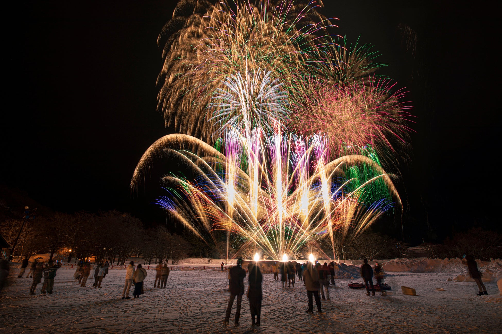 寒空を彩る花火が「十和田湖冬物語」各開催日に上がります。あなたの想いを込めた「メッセージ花火」を募集中！