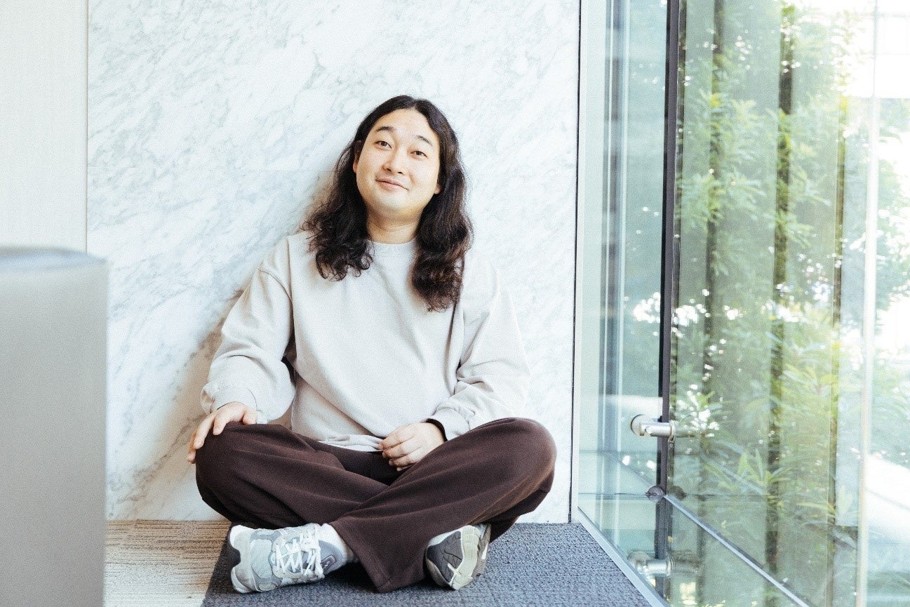 実力派コント師・かが屋の賀屋壮也が、初のエッセイ連載「美味賀屋（うまかや）」をスタート！　テーマは食。文芸WEBサイト「HB」にて12月25日（木）公開！