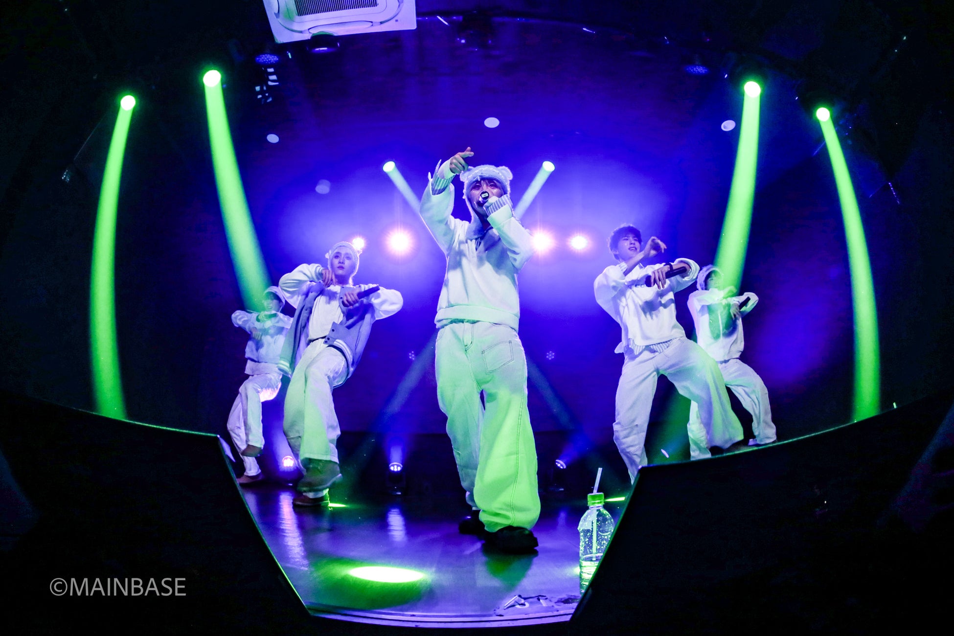 新人韓国グループ LEVERGENT、初クリスマスイブ公演は「かわいいスタイル」笑顔満載！年内は12月31日まで、新年は1月3日の“韓服ライブ”から全力始動！