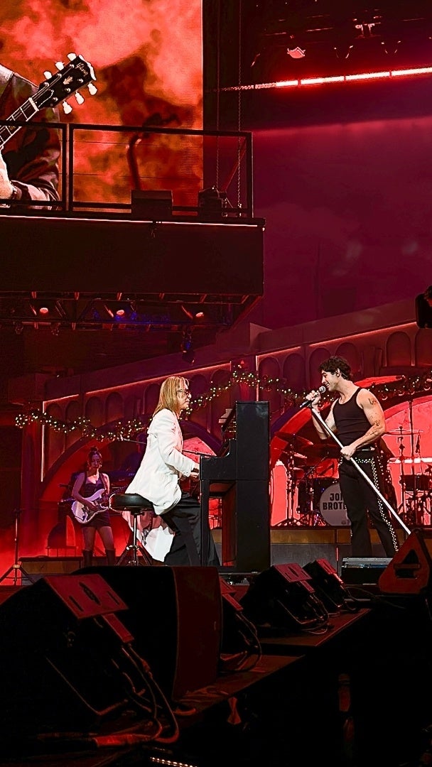 YOSHIKI、Jonas Brothers全米ツアーファイナルに電撃出演！　到着10分後にリハーサルなしの”ぶっつけ本番”で1万8,000人を熱狂させる