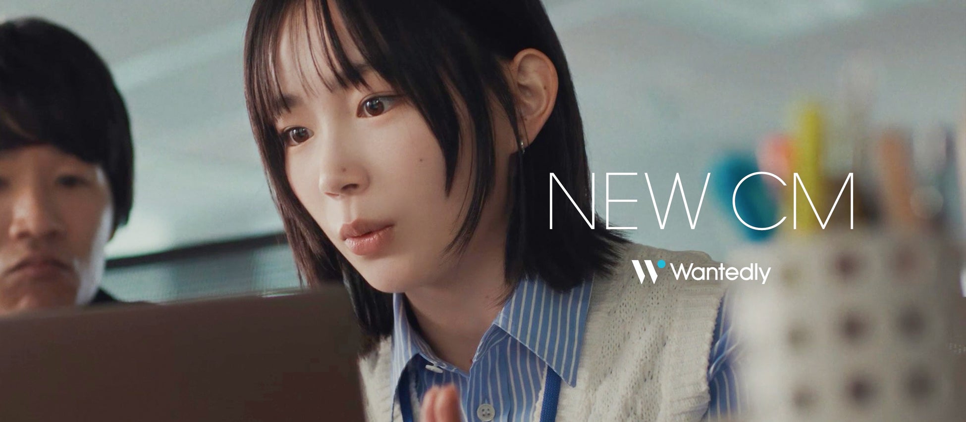 仲 里依紗さんがブラウンヘアからピンクボブに大変身！窓に映る自分を見て笑顔に 街に繰り出す新CM公開