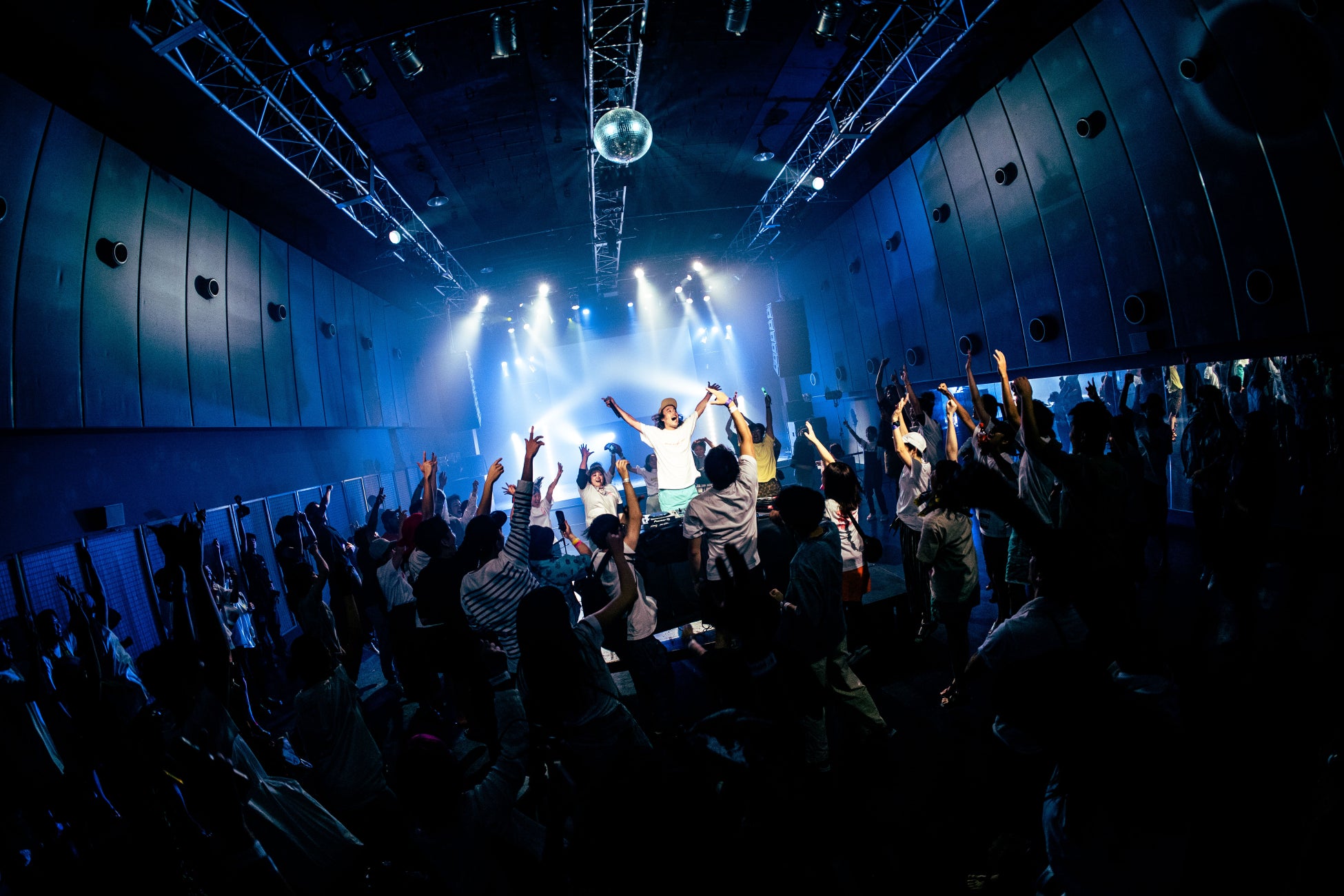 上白石萌音さん・神木隆之介さん「特水」TV-CMで新境地！本木雅弘さんとの豪華共演で、ウォーターダンスを披露