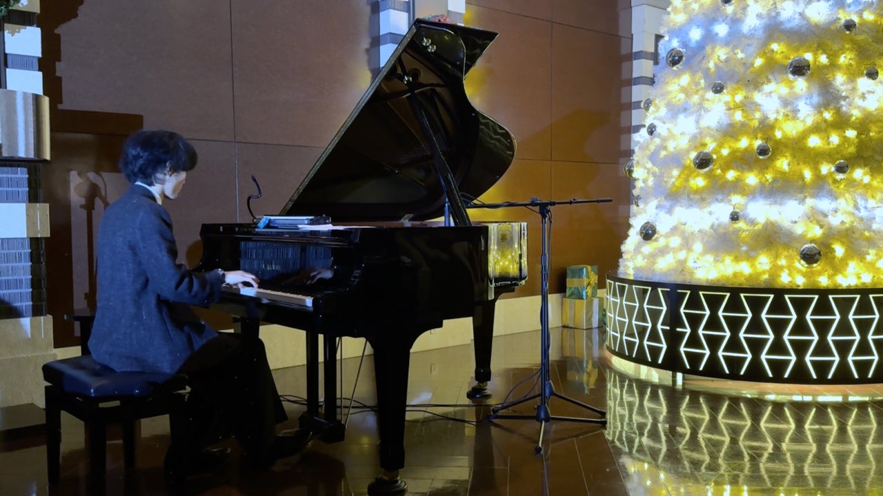 会員制リゾートの特別な夜、奥田弦 エクシブ六甲 サンクチュアリ・ヴィラのクリスマスツリー点灯式にて祝奏