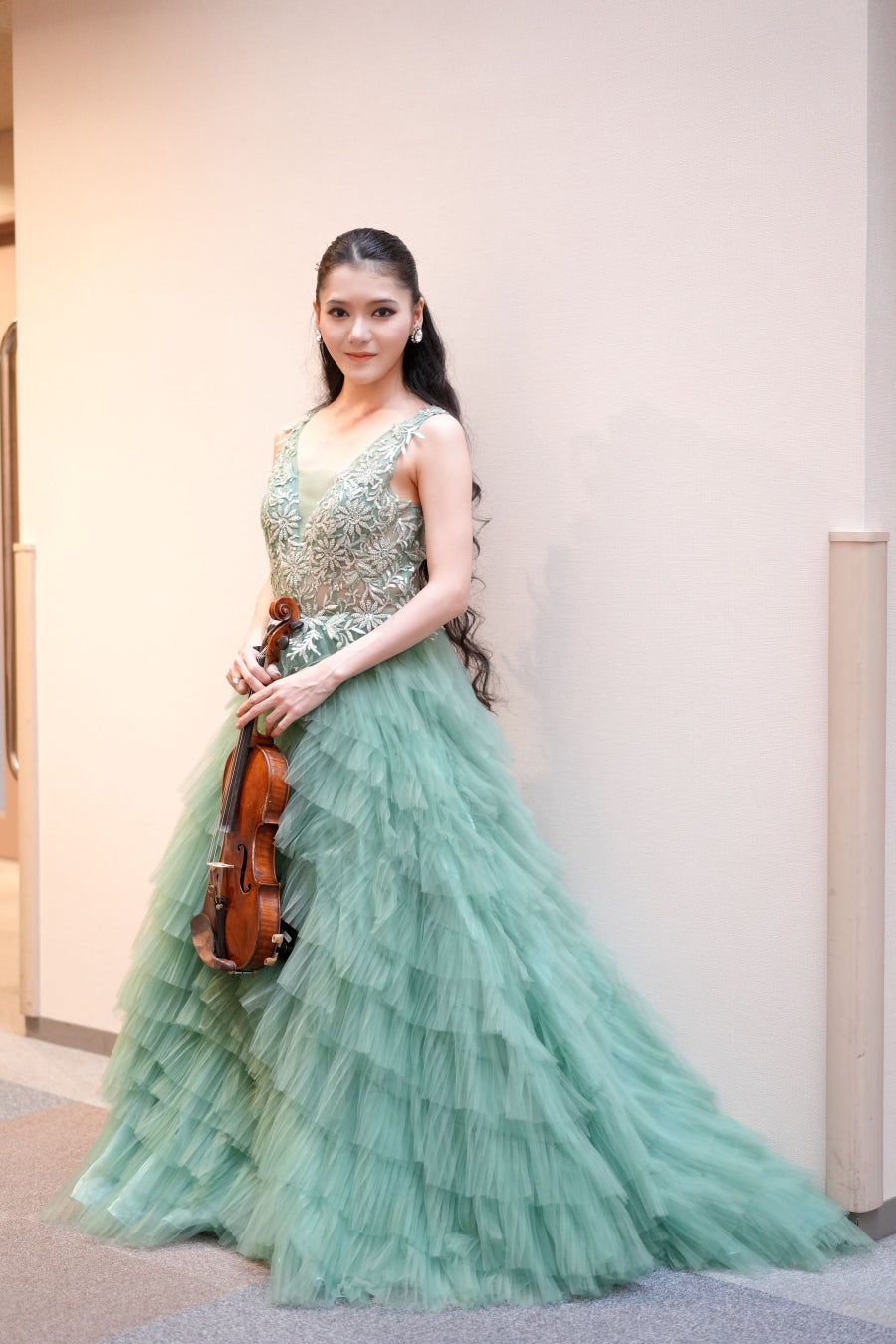 ヴァイオリニスト・服部百音が「ニューイヤー・ガラ2026」でロサ・クララ M コレクションを着用