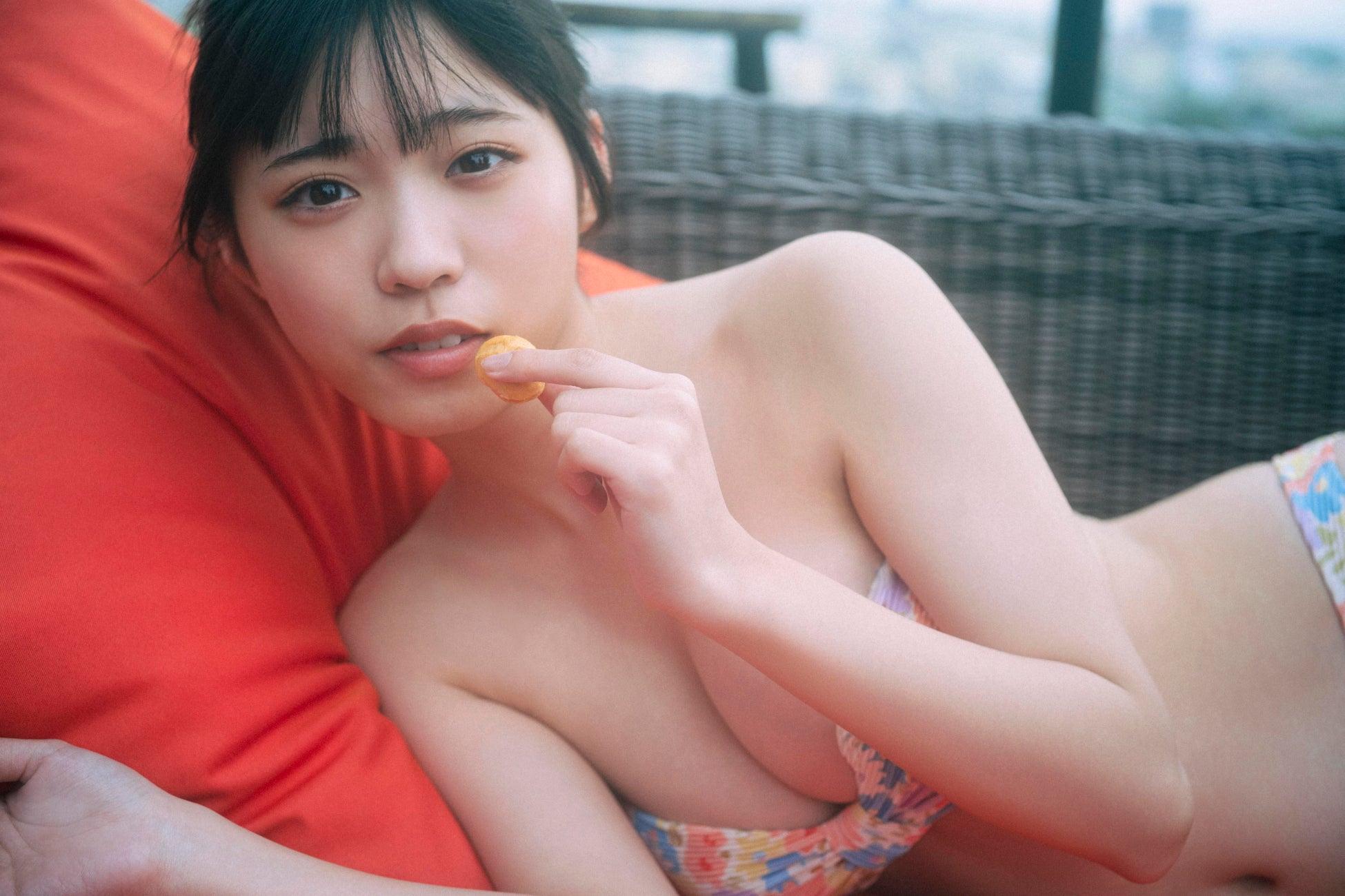 僕が見たかった青空・金澤亜美　“初めて”づくしのファースト写真集で“初めて”のチューブトップビキニに挑戦！ 台湾で出会ったお気に入りの〇〇との先行カットを公開!!