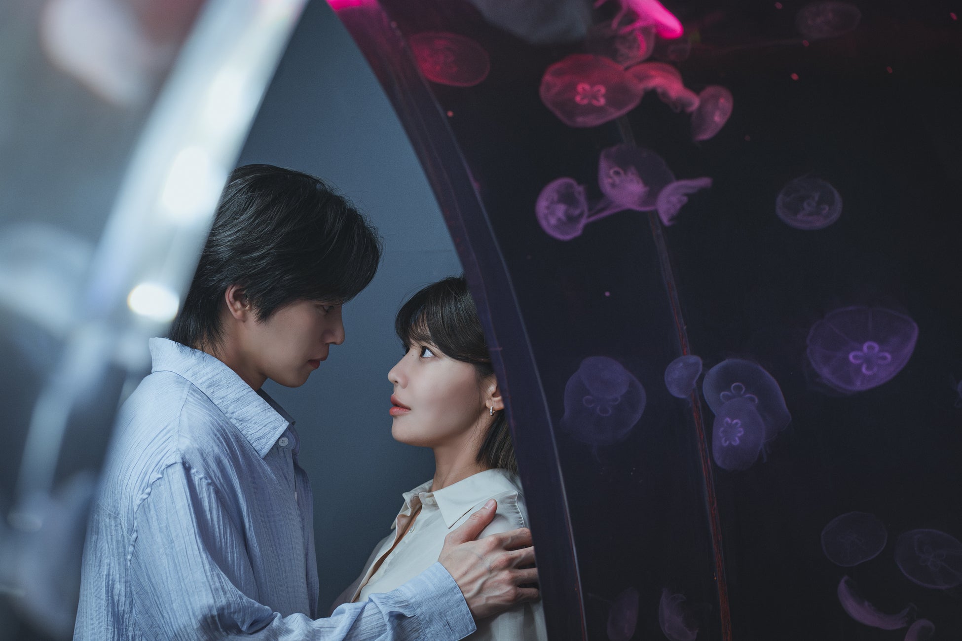 “推し”がまさかの殺人事件の容疑者に！？“ミステリーラブロマンス”ドラマ『アイドルアイ』／ついに推しと結ばれる…？！推しとファンの禁断の恋に視聴者熱狂「キュンキュンとドキドキが止まらない！」