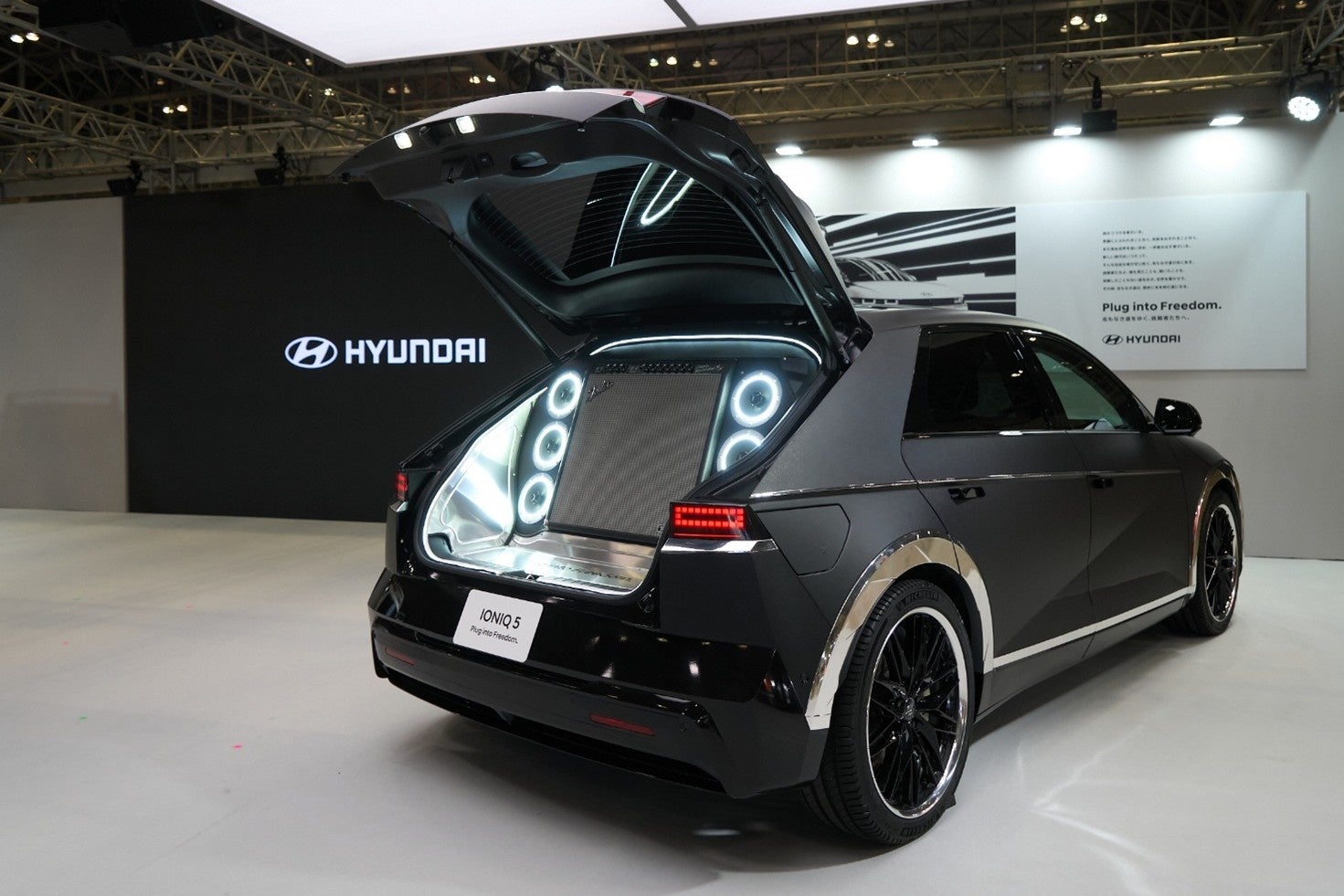 大阪オートメッセ2026に出展「Plug into Freedom.」を再提示　東京で注目されたヒョンデのEVカスタムが関西初公開