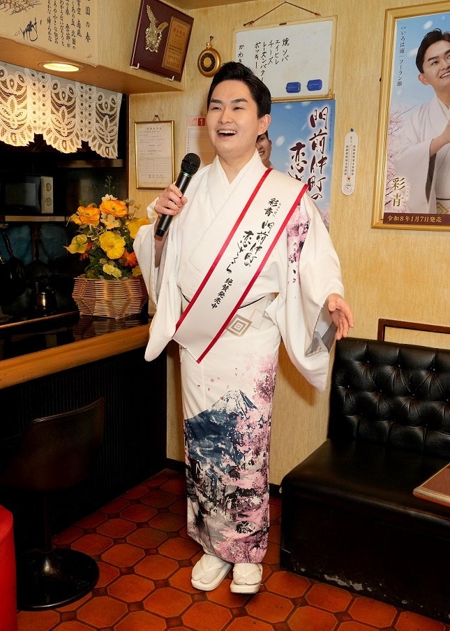細川たかしの弟子、彩青が新曲「門前仲町の恋ざくら」発売イベント。歌の舞台、門前仲町のカラオケ店で新曲を披露