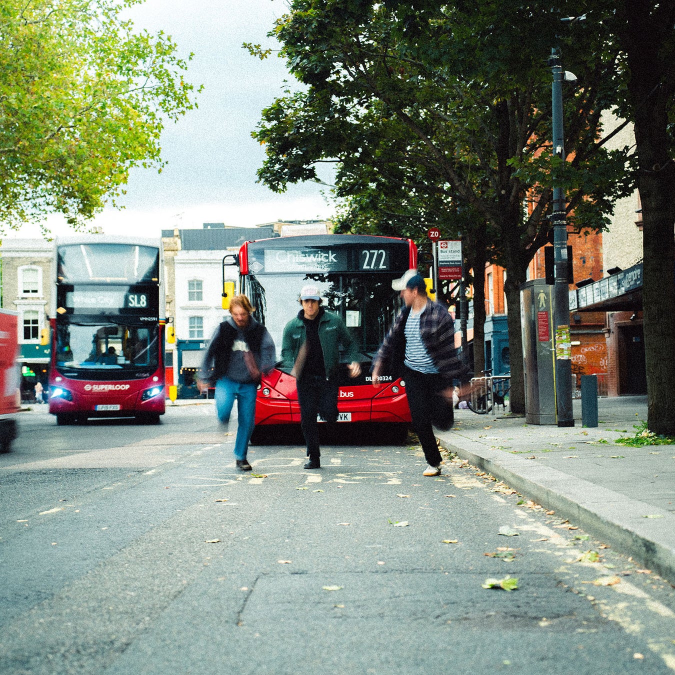 美メロ＆ハーモニーで圧倒するUKインディーフォークトリオ、TORS（トールズ）がニューシングル「Must Confess」をリリース