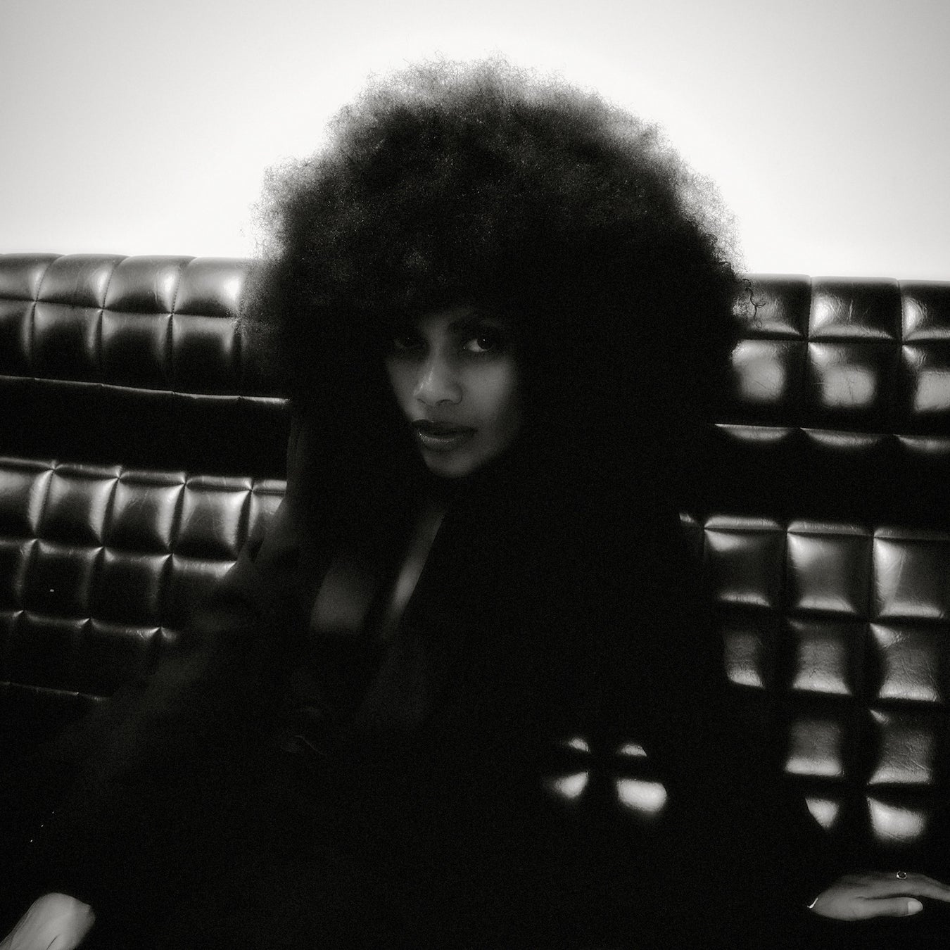 オランダ系南アフリカ人のシンガーソングライターJoya Mooiが、ニューシングル「Lookalike」をリリース