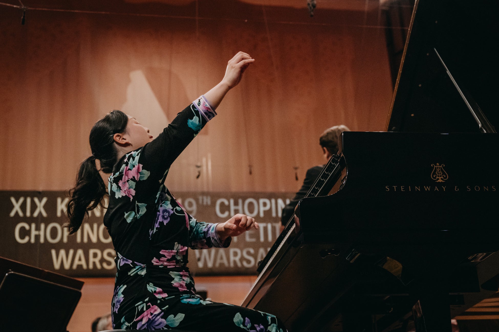 エトハート、『AtHeart : The New Black』カミングスーンフォト公開→公式ファンダム名「heartbeat」発表！変化の叙事が本格化…2026年カムバック予告！