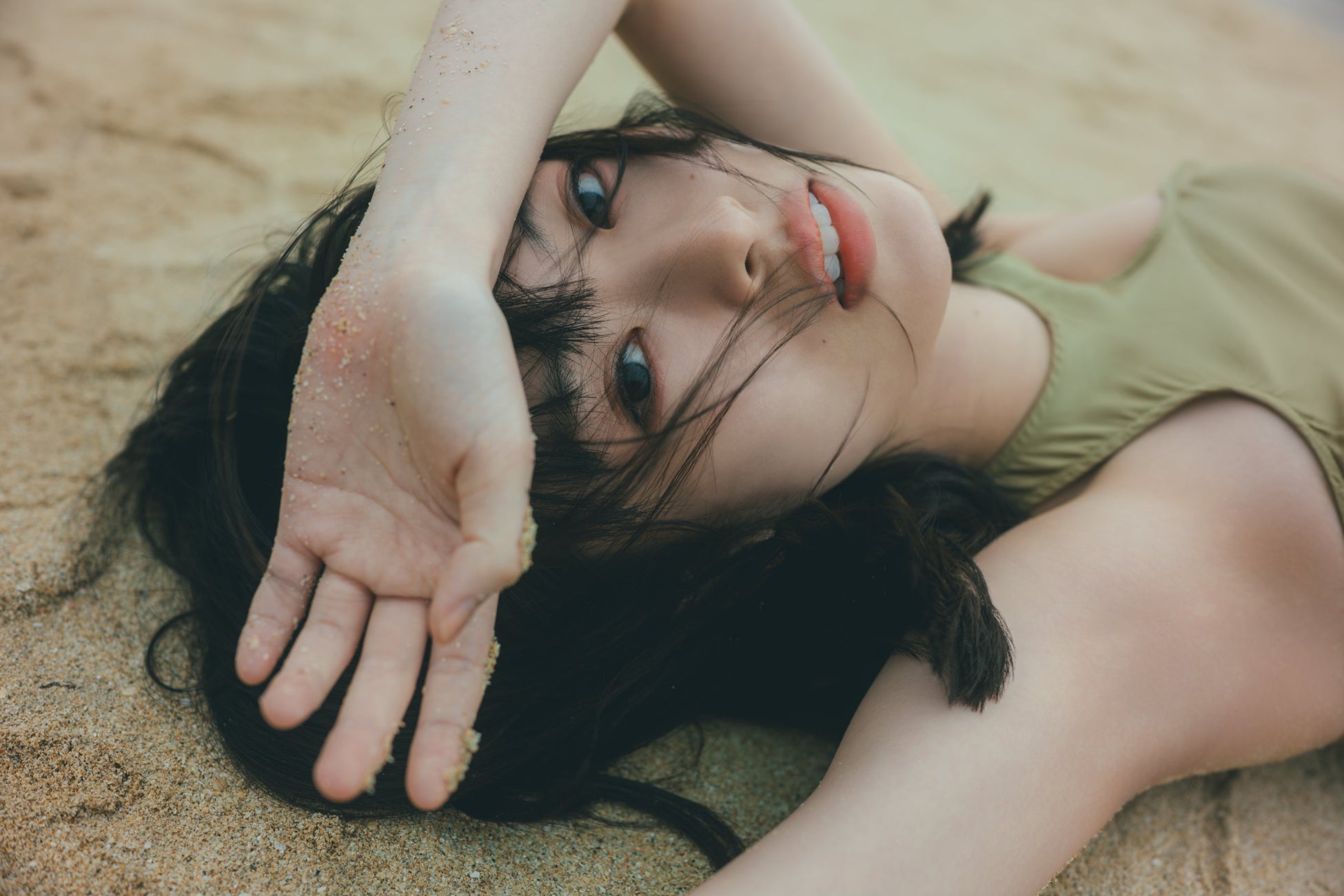 女優・井本彩花の2nd写真集が発売決定！ 冬の沖縄で見せた、成長した姿と美しさの真骨頂。「“最高傑作”になっていると思います」