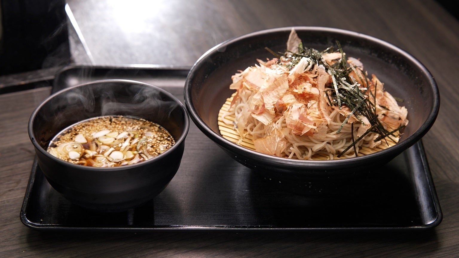 【ＢＳ日テレ】東京・曳舟で見つけたサービス満点！駅ナカそば　看板メニューのごま香る！濃厚な豚つけそばにドランク塚地「カツオと海苔の海の力！めちゃくちゃおいしい！」