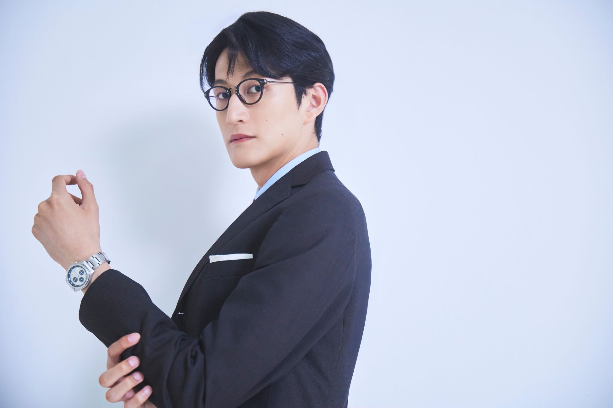 磯野大、2026年4月始まりカレンダーの発売が決定！東京の街を舞台に、クールなスーツ姿など1年を通じて多彩な魅力をお届け