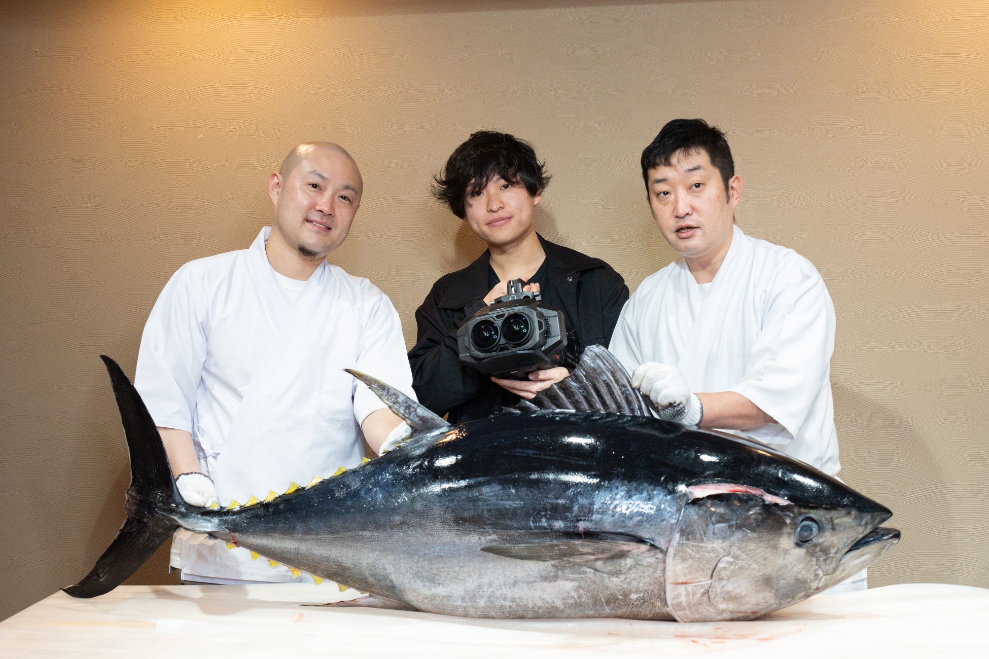 【世界初】マグロ解体ショーをイマーシブ動画で撮影。SNS総フォロワー数40万人超の「鮨屋のまさる」が熱狂の撮影現場に！登録者100万人超の人気大食いYouTuber「えびまよ【海老原まよい】」も来店！