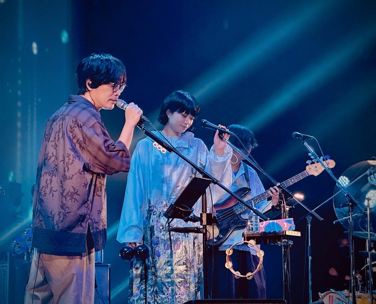 結成30周年を迎えるバンドくるりの全国ツアー　ステージ衣装をZUCCaが手がける