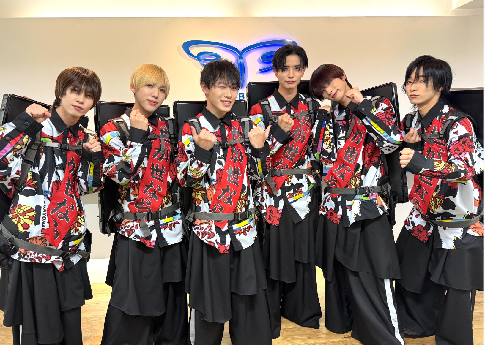 「歩く広告！アドマン」を活用しアイドルグループ「世が世なら!!!」が渋谷でゲリラプロモーションを実施。『推し活でお金が稼げる』前代未聞の企画で熱狂を生む。