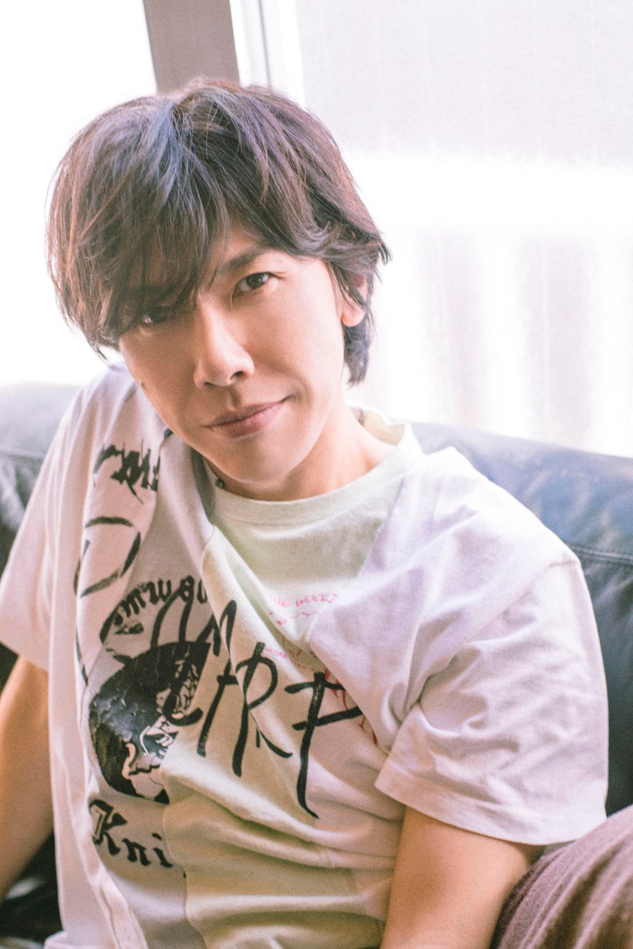人気声優・佐藤拓也がデビュー20周年イヤー突入を記念した写真集をリリース！ 上京当時を思い出すノスタルジックな写真や故郷・宮城に錦を飾るショットも完全収録