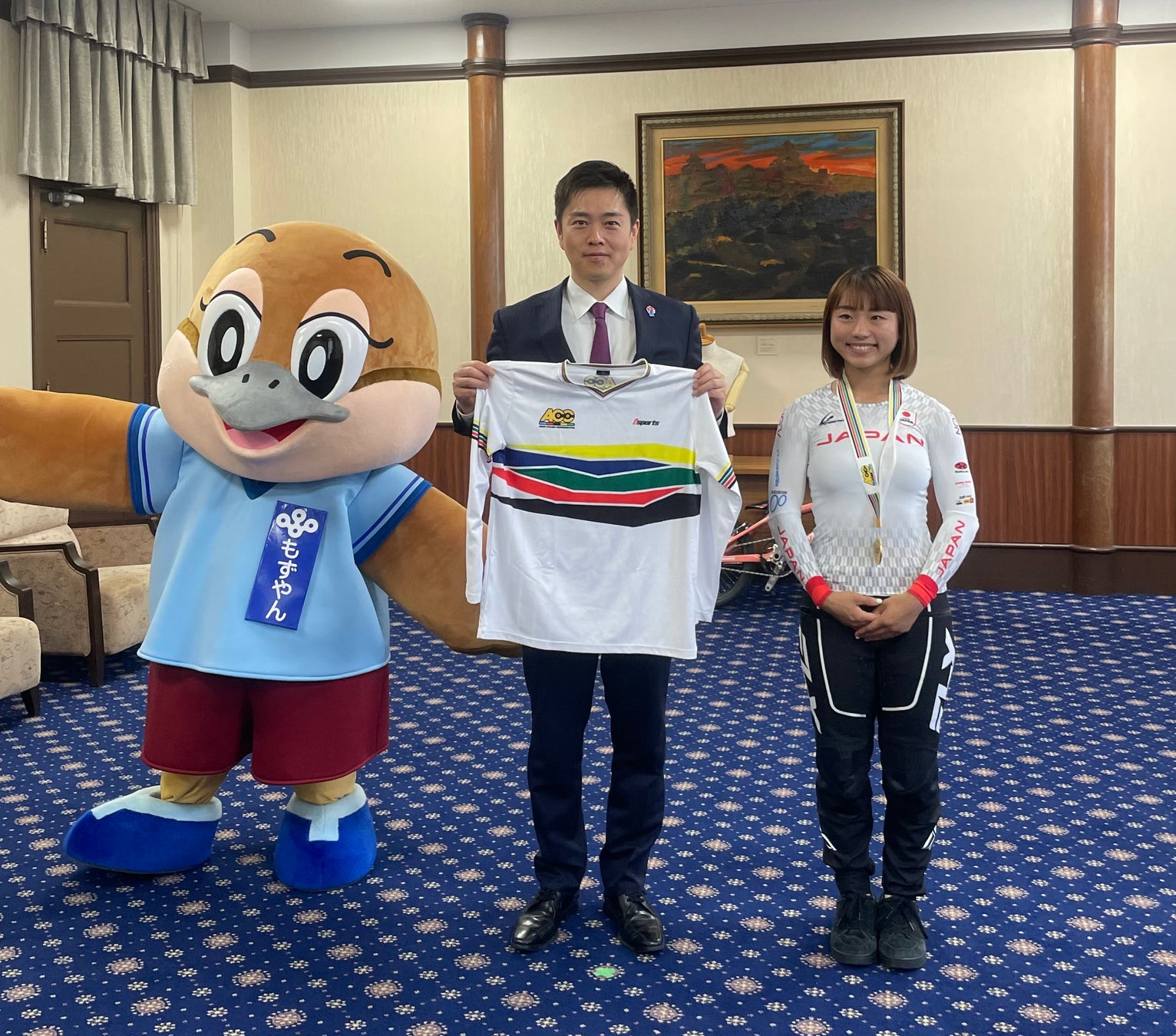 BMXracingアジアチャンピオン西村 寧々花が吉村 洋文知事を表敬訪問