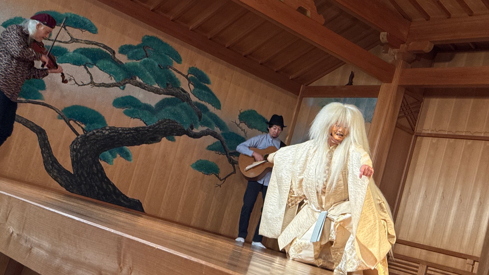 能楽堂で“観る”から“参加する”体験へ。福岡藝術交流祭「SHIKI」にて特別協賛の明治産業が体験ワークショップを同時開催