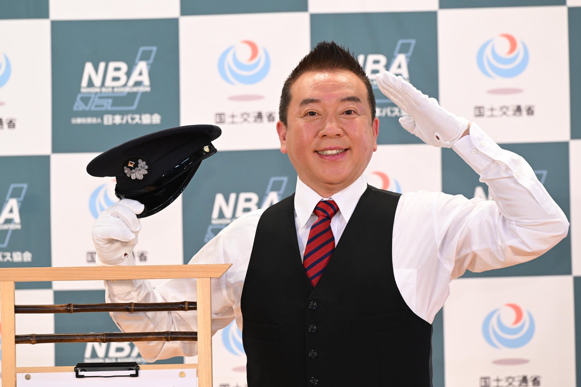 落語家・林家たい平さんを起用した「バス車内事故防止アナウンス」を発表