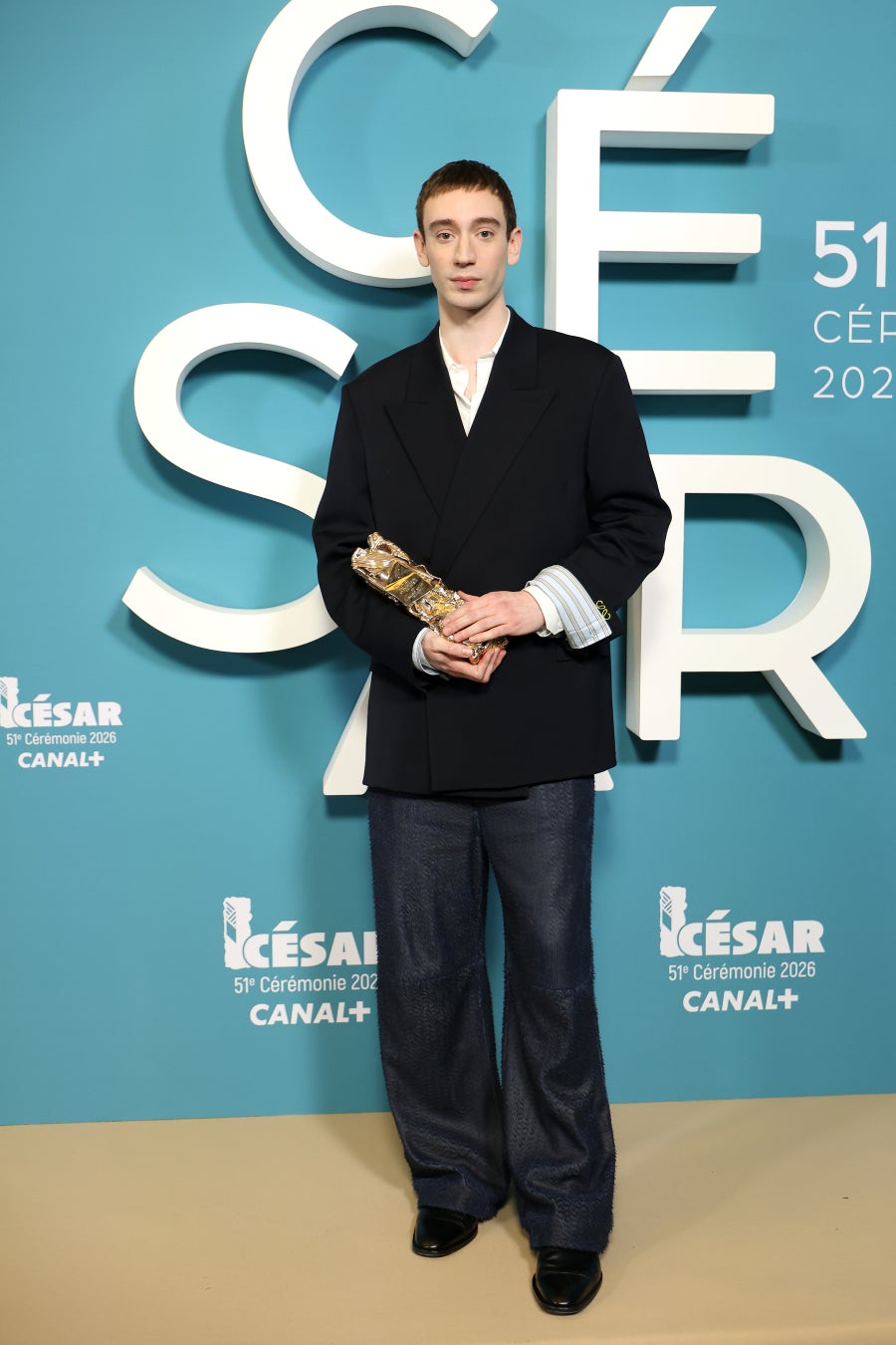 【ロエベ】テオドール・ペルランがセザール賞の授賞式にてロエベを着用