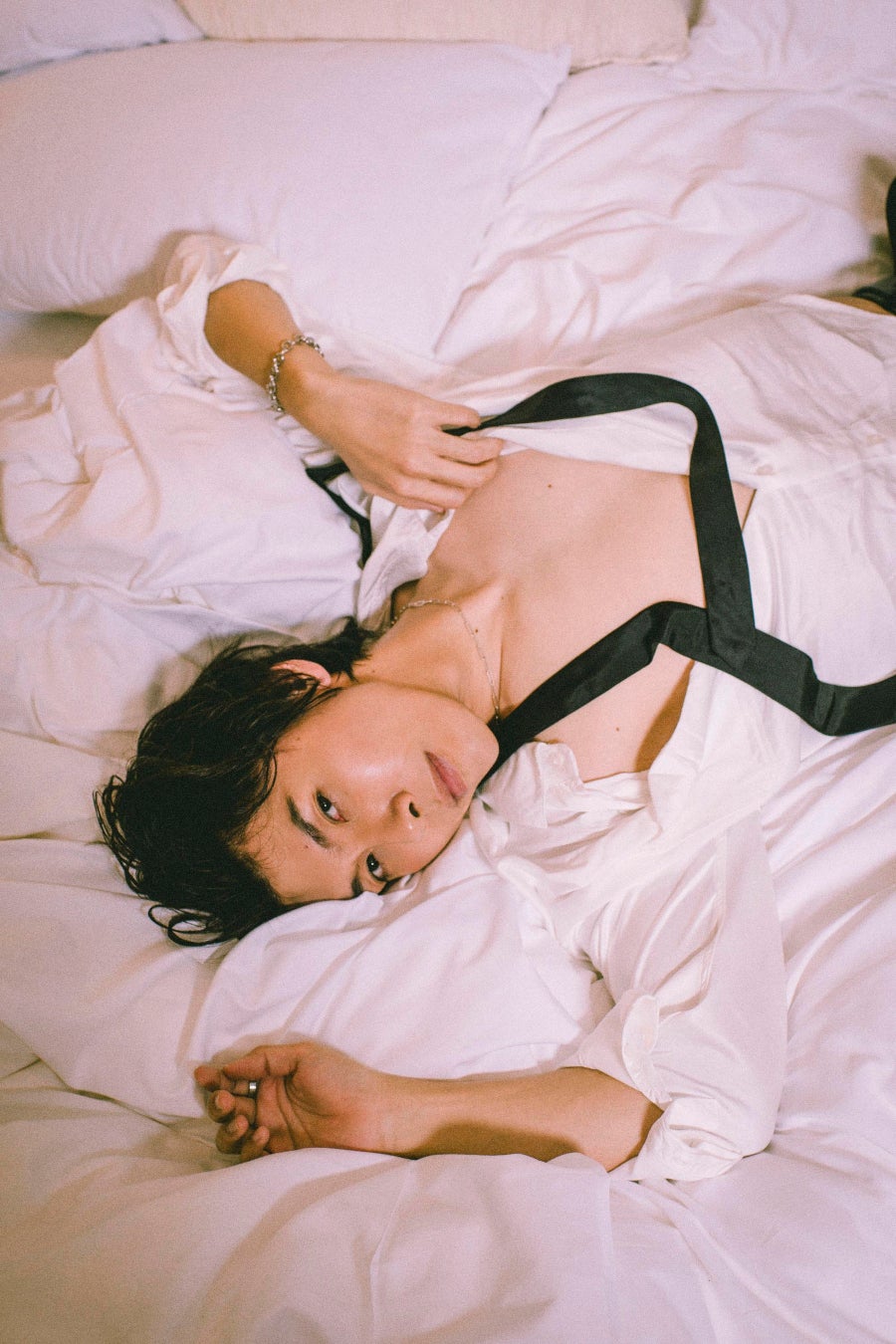 人気声優・佐藤拓也がデビュー20周年を記念した写真集をリリース！ ホテルで撮影されたSEXYショットが満を持して初解禁