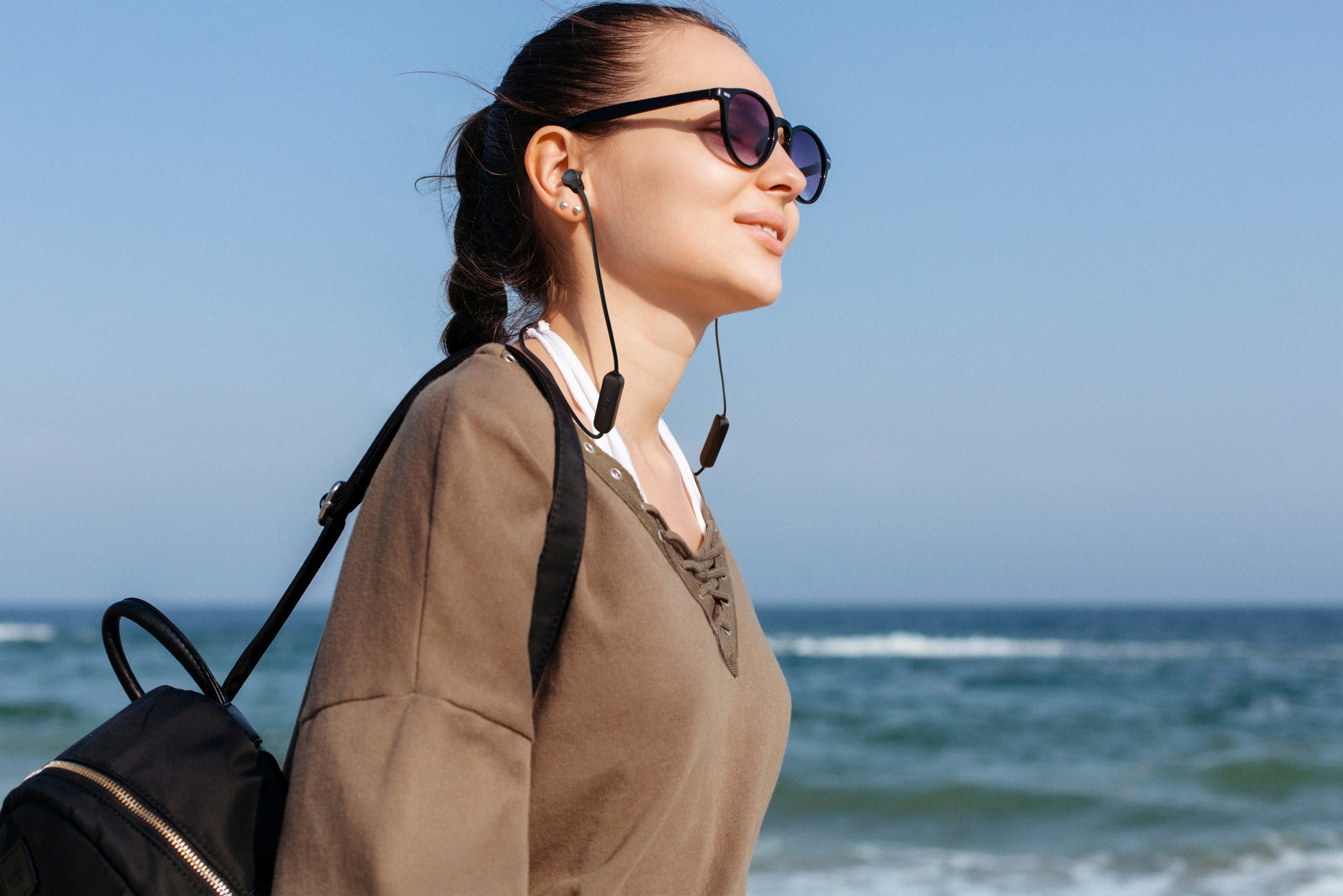 長時間の使用でも安心なバッテリーライフと独自のアプリに初対応　カナルタイプワイヤレスイヤホン「JBL Tune 135BT」新発売