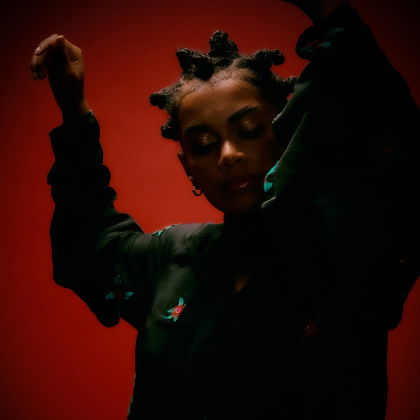 オランダ系南アフリカ人のシンガーソングライターJoya Mooiが、ニューシングル「Only Water」をリリース