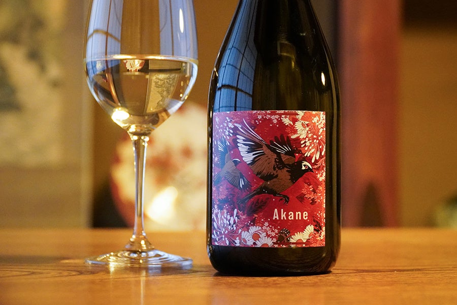 DJ OKAWARI × 花の舞酒造　特別コラボ日本酒「純米吟醸 Akane」発売