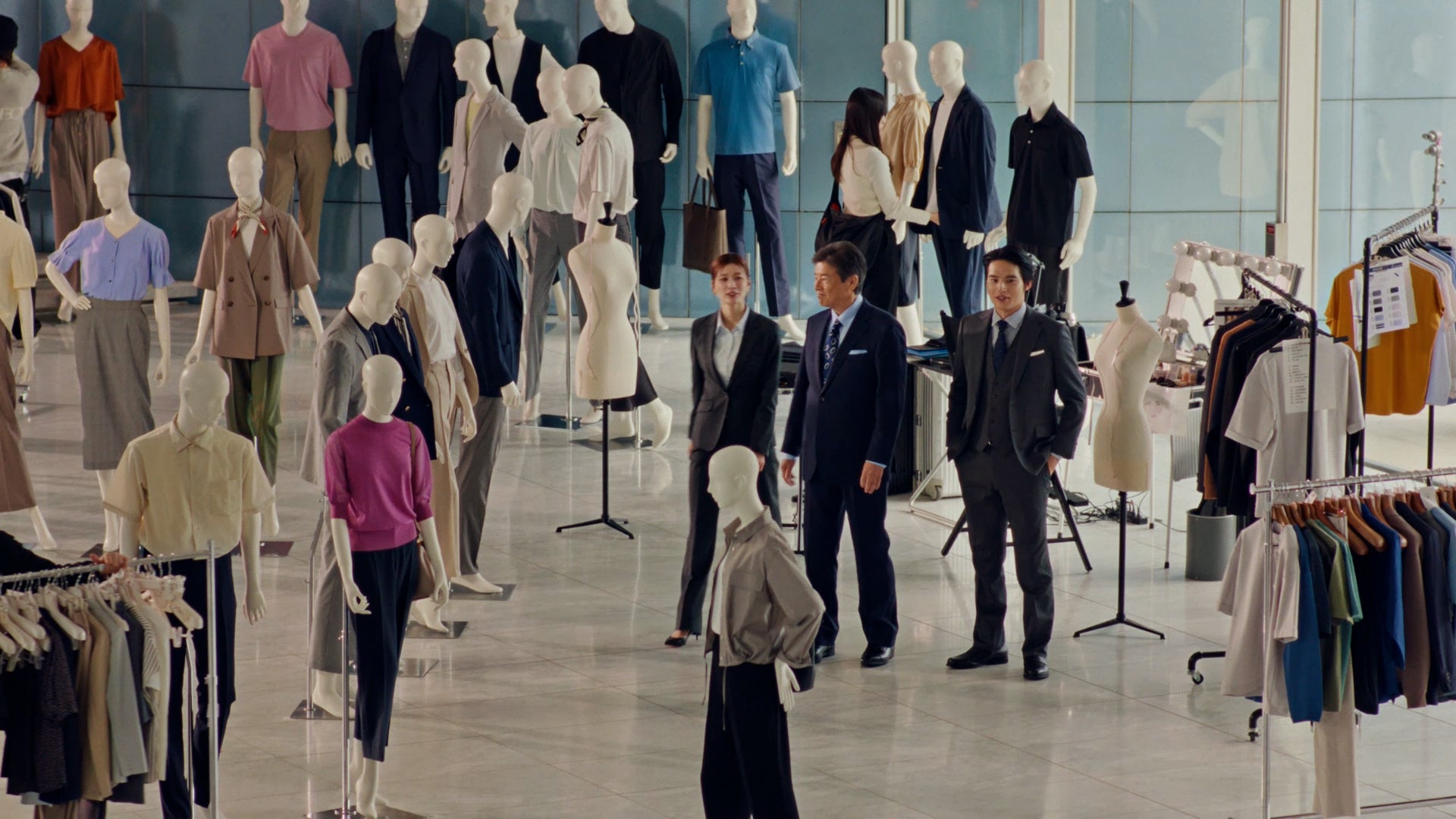 三浦友和さん・水上恒司さん・生見愛瑠さんが「ビジカジ」で豪華共演！洋服の青山新CM「スーツだけじゃない」篇を3月16日（月）より全国放送