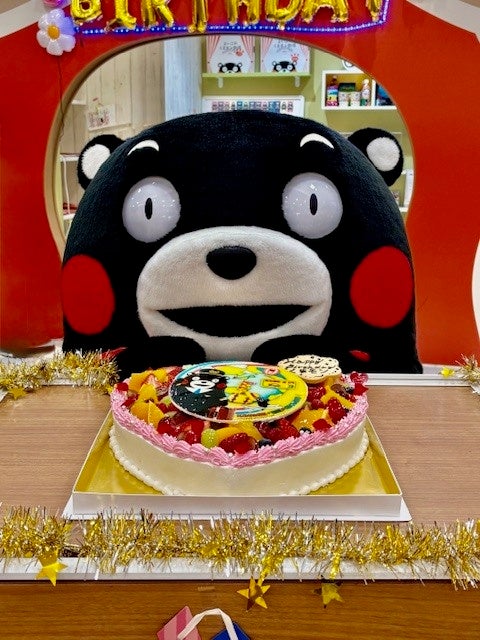 くまモンの活動拠点「くまモンスクエア」にて、くまモンの誕生日イベント開催。海外での人気に応じて、楽曲『かモン！くまモン！』の英語、中国語、韓国語、フランス語、タイ語バージョンを発表！