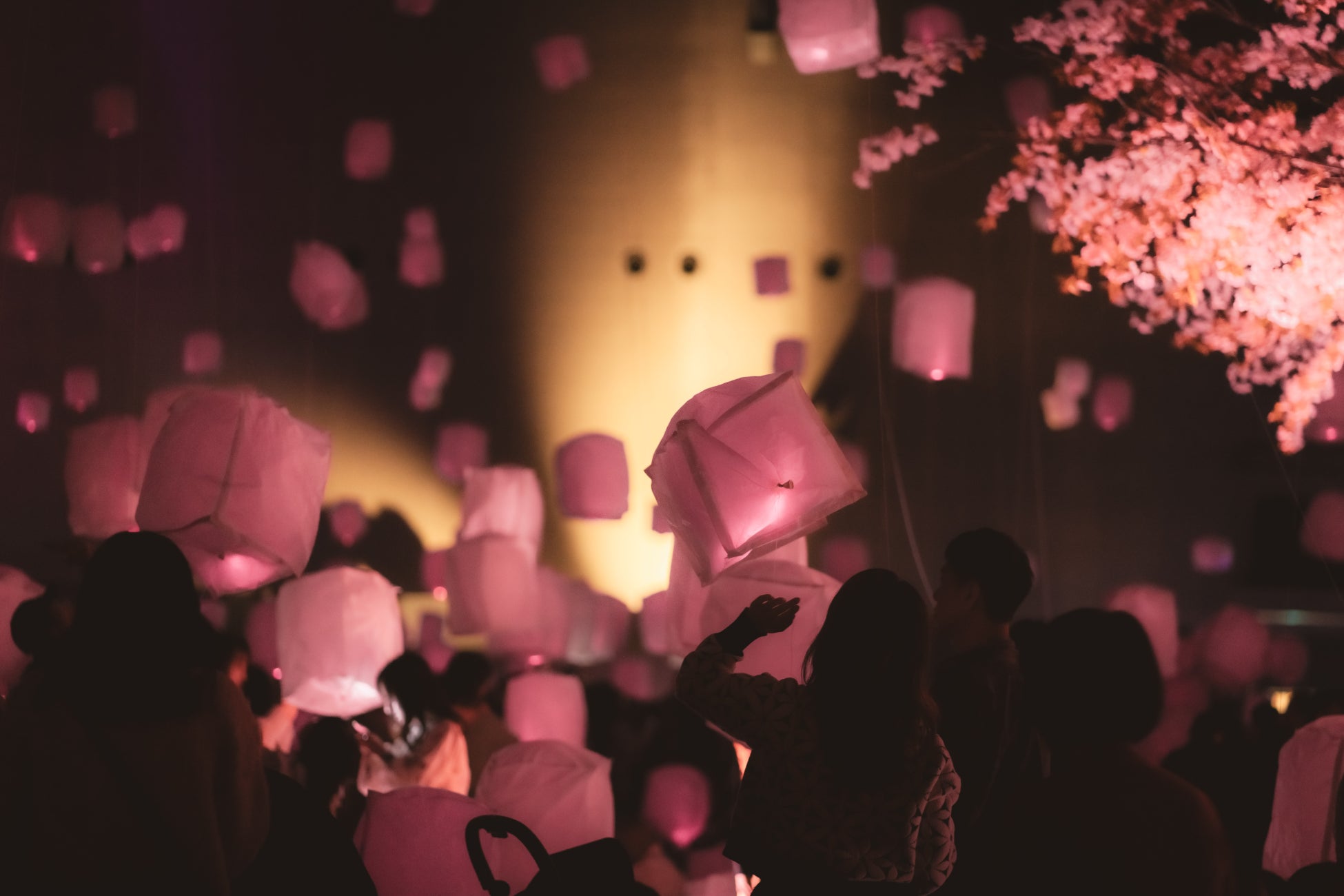 有明の夜空にランタンが舞う―TOKYO DREAM PARK「有明春祭り」さまぁ〜ず三村・霜降り明星せいや・ハライチ澤部・櫻坂46メンバーも登場！