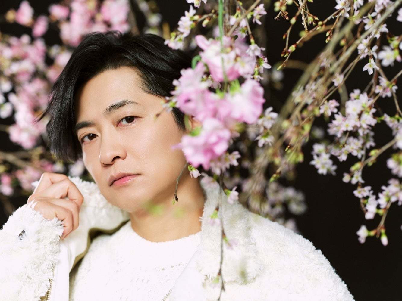 アーティスト活動10年目、声優デビュー25周年の下野紘が「TVガイドVOICE STARS」表紙に登場！ 裏表紙はTVアニメ「神の雫」で共演する亀梨和也×佐藤拓也！ さらに限定版裏表紙には江口拓也も！