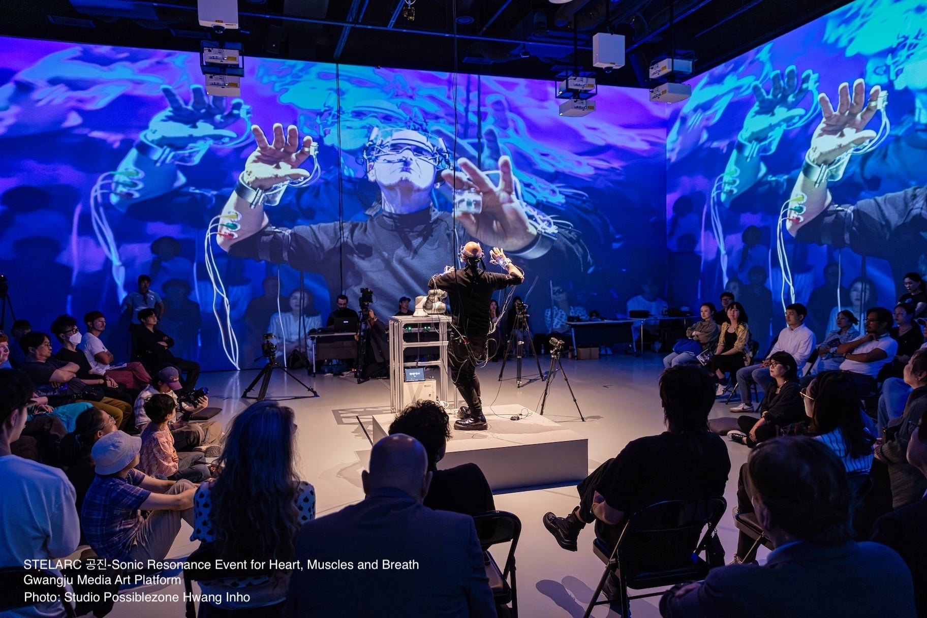 ステラーク & 真鍋大度「Recursive Flesh」新作開発およびデモンストレーションを公開！