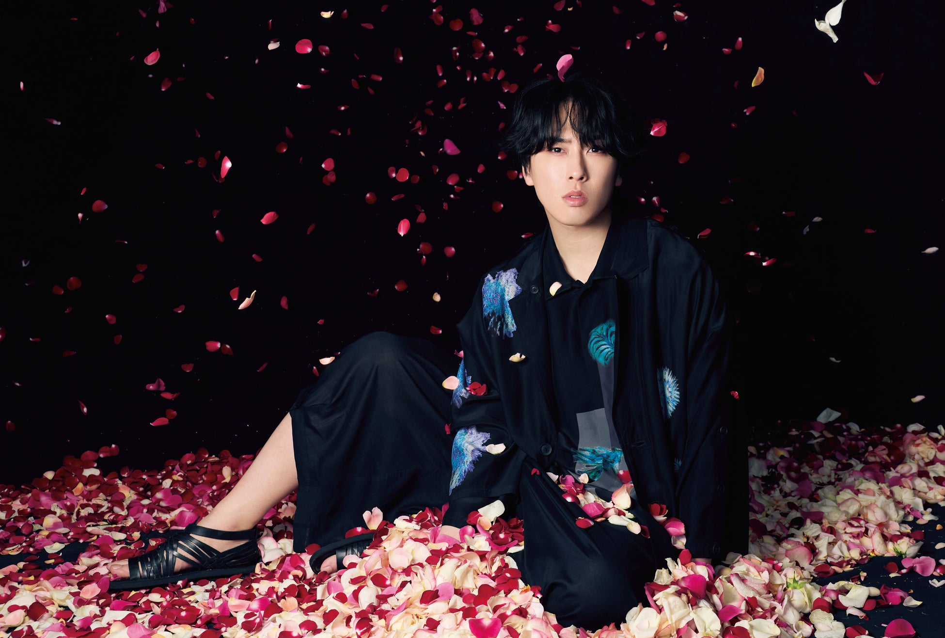 宮舘涼太さんが表紙FRaU JAXURY特集号3月31日（火）発売！　いよいよあと一週間！花吹雪撮影ビジュアルを一点、特別公開