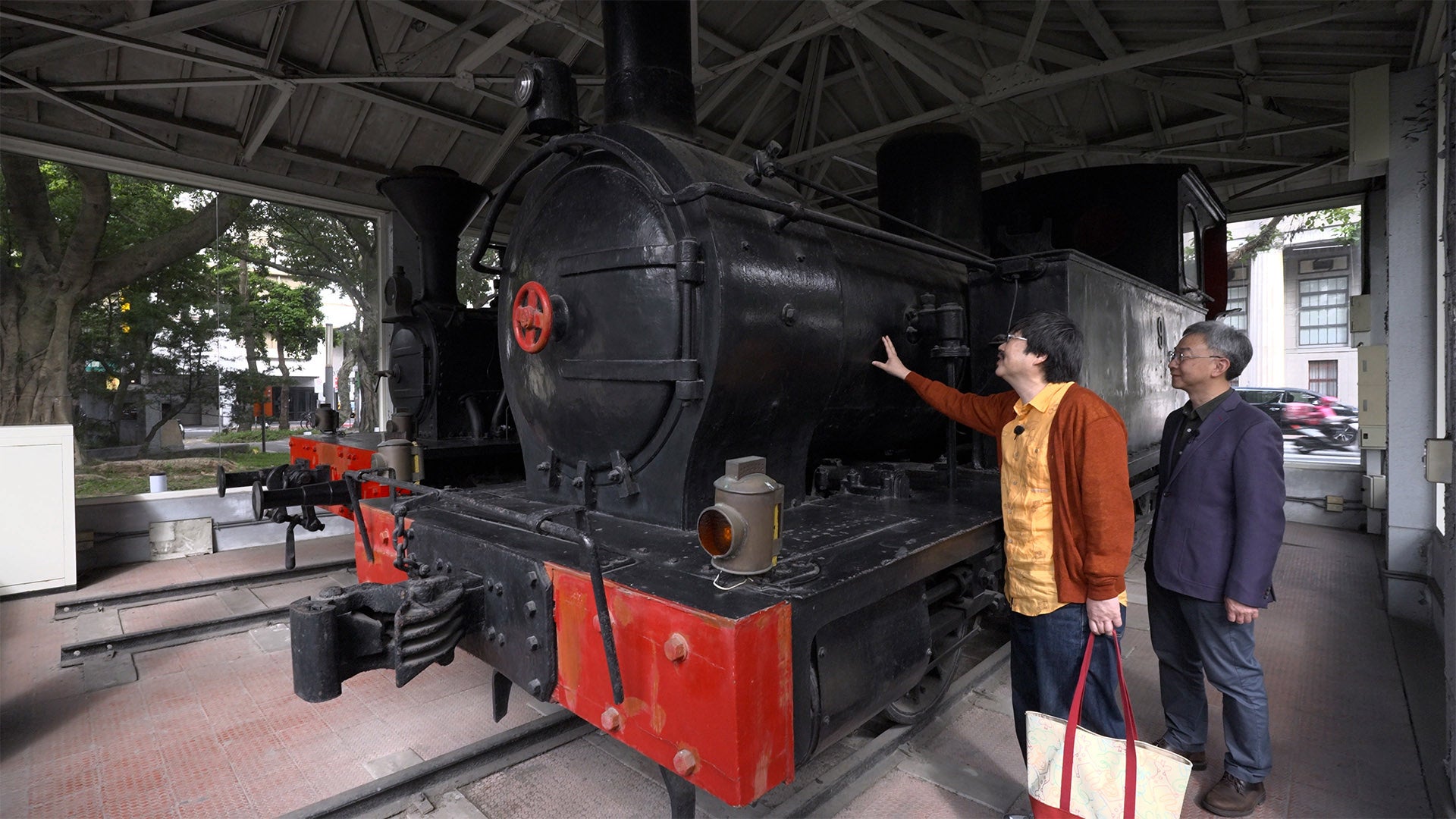 平日夜の生放送！音楽ラジオ番組「TIME TRACKS」が4月スタート。ロックもR&Bもその日の気分で。個性溢れる2人のDJが、大人の洋楽を自由にセレクト