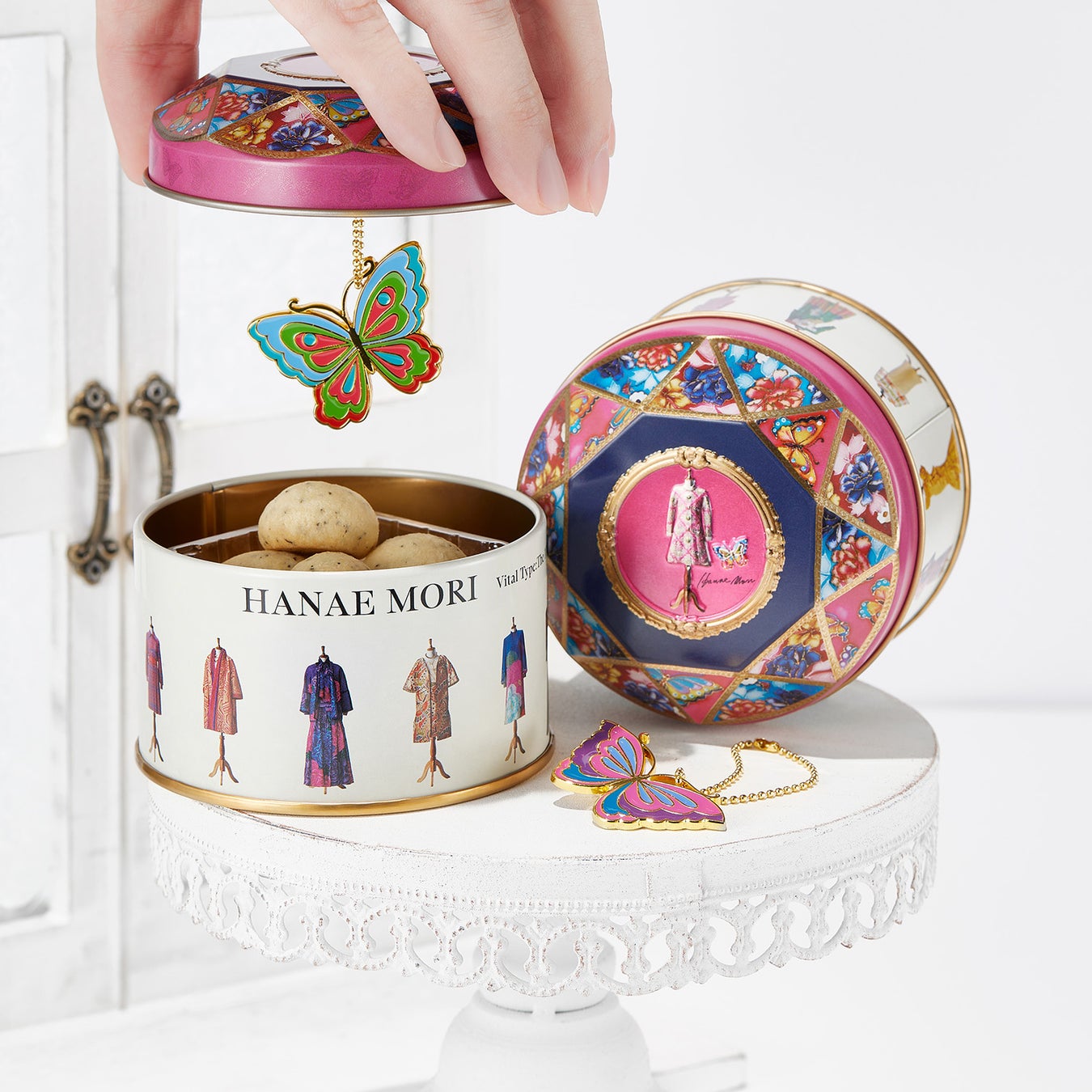 国立新美術館で4月15日より開催『生誕100年　森英恵 ヴァイタル・タイプ』会場限定のお菓子缶が登場。青山デカーボより「森英恵展オリジナル缶」新発売