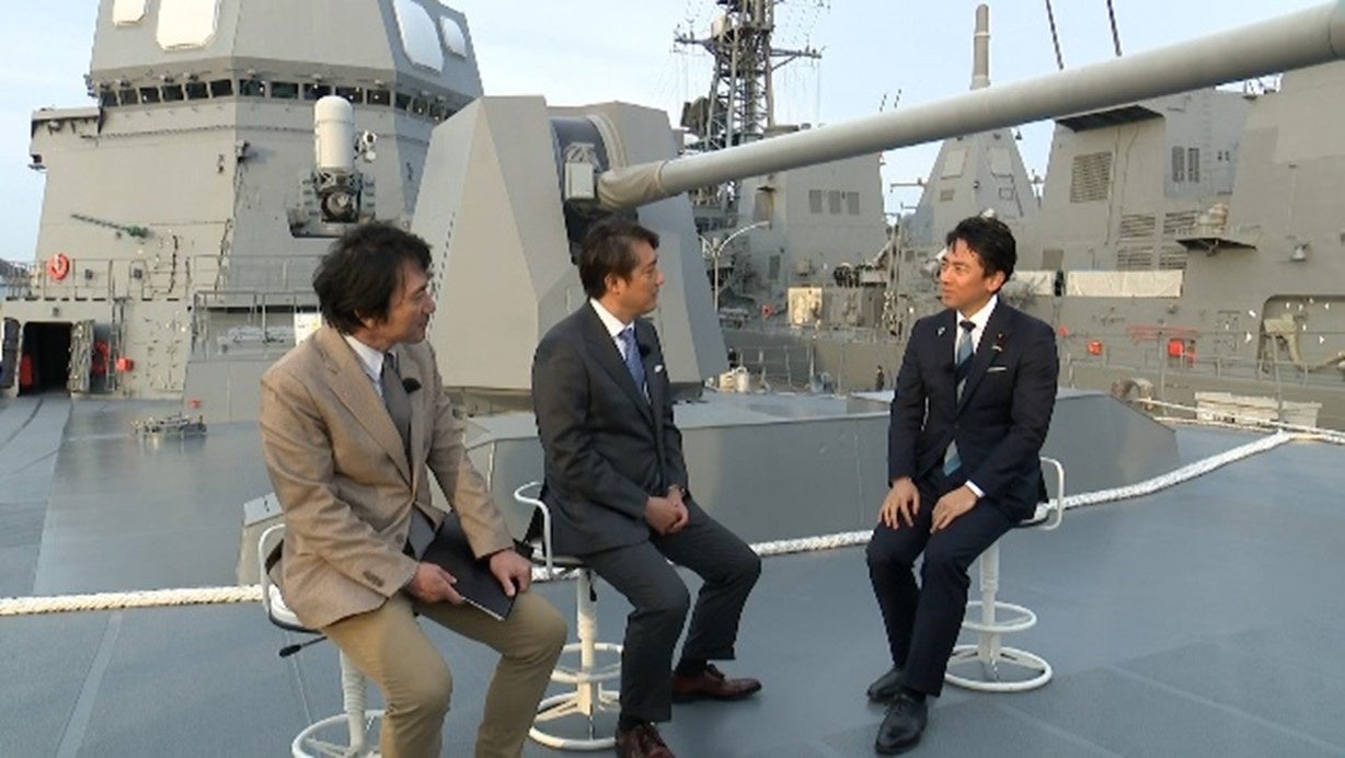 【ＢＳ日テレ】放送3000回の節目に右松健太キャスターと伊藤俊行コメンテーターが、護衛艦「てるづき」艦上で小泉進次郎防衛相を直撃