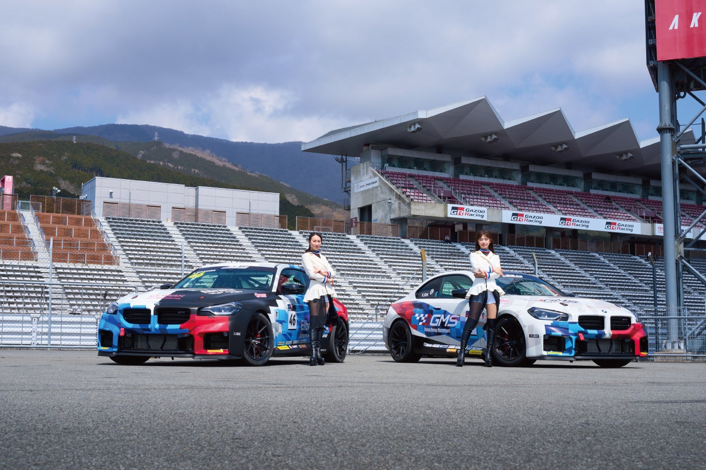 BMW & MINI Racing 2026 RD.1で新コスチューム初披露 北川エリナ氏・朝倉咲彩氏が開幕戦を彩る
