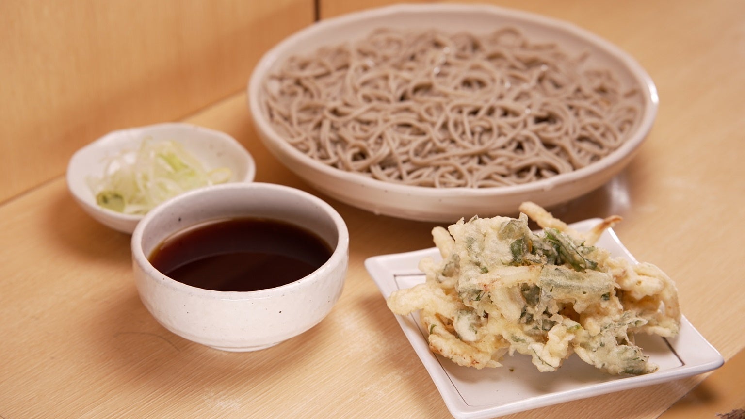 【ＢＳ日テレ】東京・茅場町で味わう新潟の銘品『へぎそば』　布海苔つなぎの生麺×店長の自信作サクサクかき揚げが奏でる黄金コンビ！　常連客から拍手で迎えられ、ドランク塚地がほろ酔い気分で絶品そばを堪能！