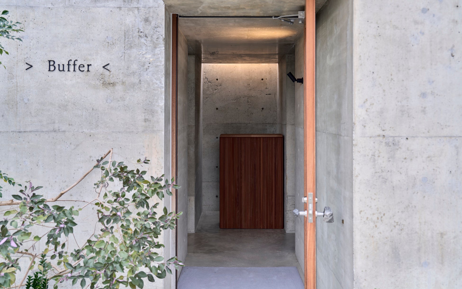 沖縄市園田「Buffer」がスペースレンタルを開始。アートからビジネスまで、表現と交流のための空間を企業・団体・個人に提供。