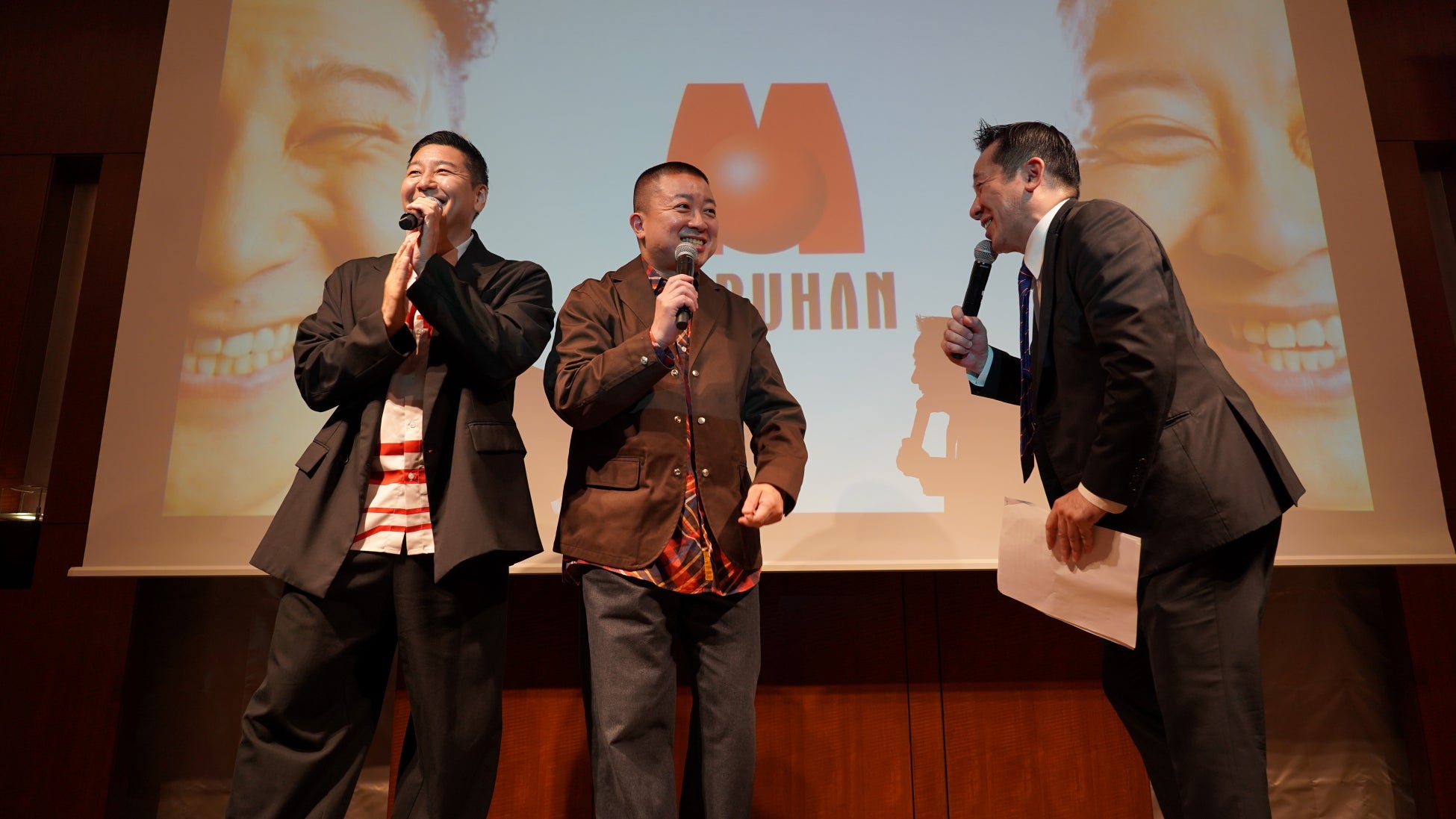 チョコレートプラネットがマルハン東日本の入社式にサプライズ登場・お祝いVTRから本人登場で、新入社員52名に歓声広がる！