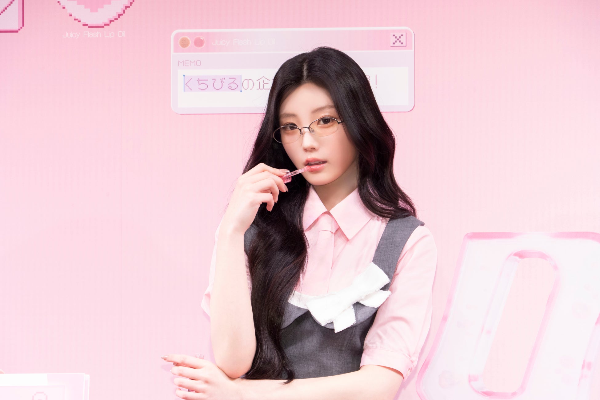 【イベントレポート】ILLIT WONHEEがrom&ndモデルとして初登壇！ロムアンド商事 アイドル課の“課長”としてオフィスルックで新作リップオイルをプレゼン！？