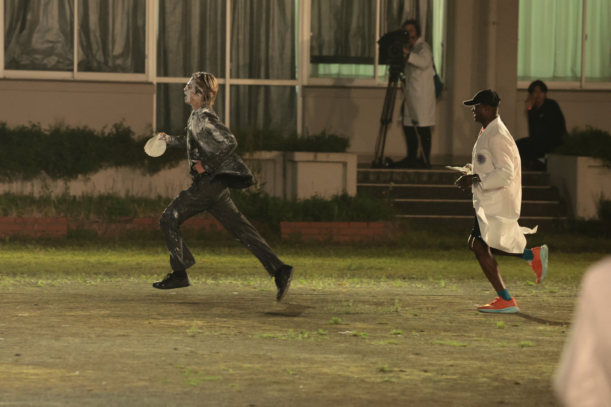 人気YouTuberコムドット、1億円を前に絶体絶命！白装束50人の襲撃でやまとが“パイまみれ”の衝撃事態「1億円に目が眩んだ」“最速の刺客”ワイナイナに翻弄され「1億円あげる気ないだろ！」と悲鳴