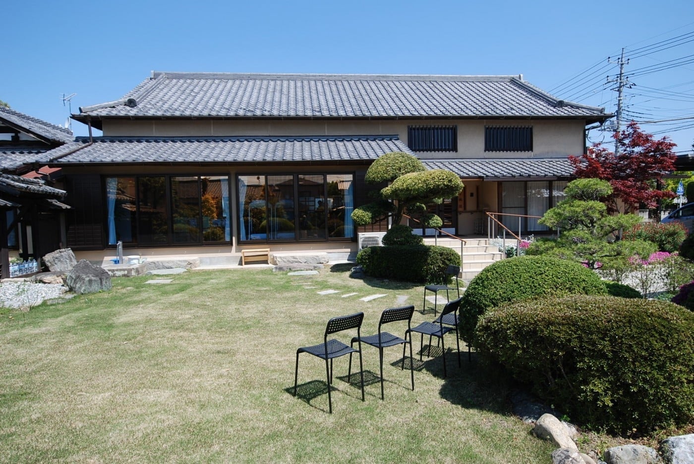 新緑の庭園に響く学生の音色　　　　　　　　　　　　　　　　　　　高齢者施設で世代をつなぐコンサート開催