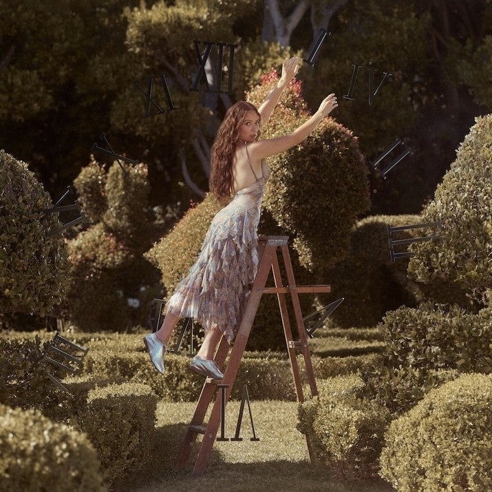 Laufey(レイヴェイ)：6月の来日公演を記念して、昨年のライヴ音源を収録した国内盤が日本限定ジャケット仕様にてリリース決定！豪華キャストによる新曲「Madwoman」のMVも公開！