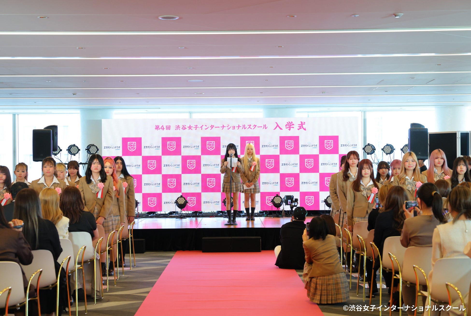 渋谷女子インターナショナルスクールが第4期生38名の入学式を挙行、ゲストのなかやまきんに君が”POWER”で新入生にエール！