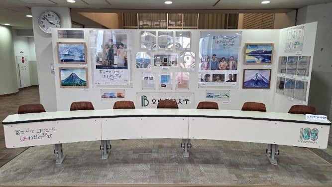 映画『富士山と、コーヒーと、しあわせの数式』の舞台　文京学院大学で劇中美術や撮影小道具を展示